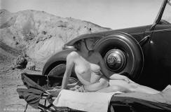 Lee-Miller-sunbathing-nude-beside-her-car-Egypt-1939