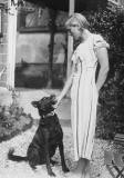 Maria-Teresa-Walter-con-un-perro-1928