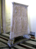 altar-triangular-borghese-Louvre-23-6284