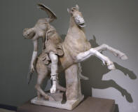 Amazona a caballo herida copia romana en el MAN de Npoles